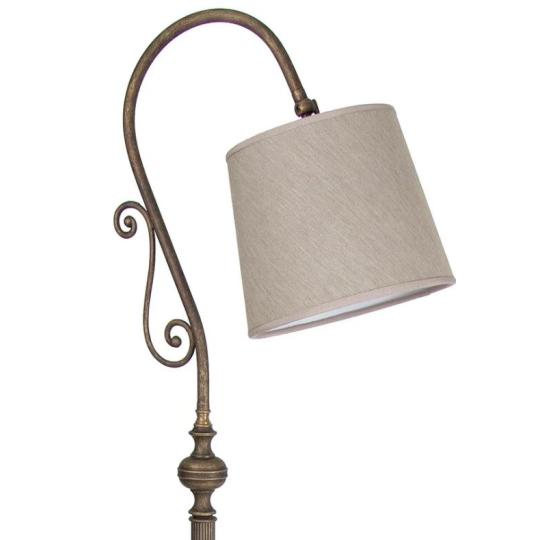 klasicky vintage stojaca lampa mediteransky antikovana med elegantny obciansky luxusne zdobeny patinovany farmhouse barokovy obyvacia izba citacia lampa podlahova lampa.jpg